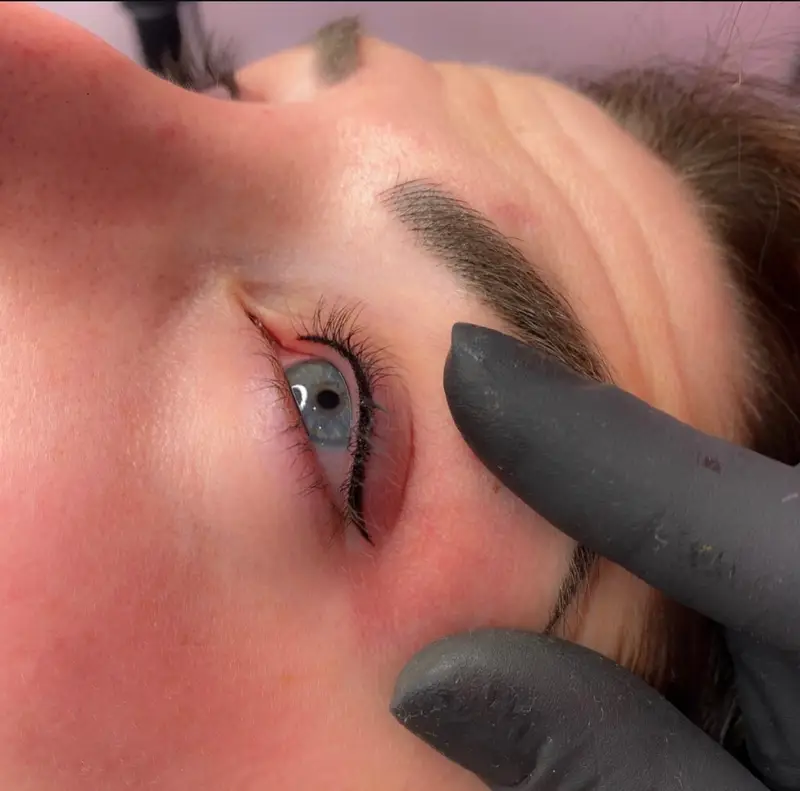 Detail: PMU eyeliner en infralash, strak maar natuurlijk effect